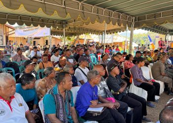Masyarakat yang berada di lokasi pembangunan PLTP Atadei menghadiri sosialisasi di halaman kantor Desa Nubahaeraka, Kecamatan Atadei, Kabupaten Lembata, Kamis, 23 Agustus 2024.