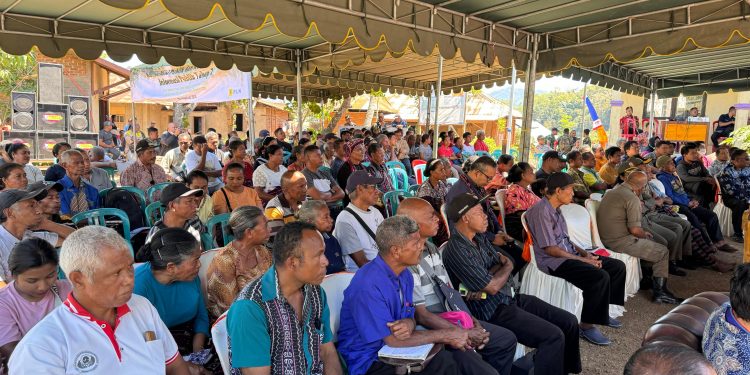 Masyarakat yang berada di lokasi pembangunan PLTP Atadei menghadiri sosialisasi di halaman kantor Desa Nubahaeraka, Kecamatan Atadei, Kabupaten Lembata, Kamis, 23 Agustus 2024.