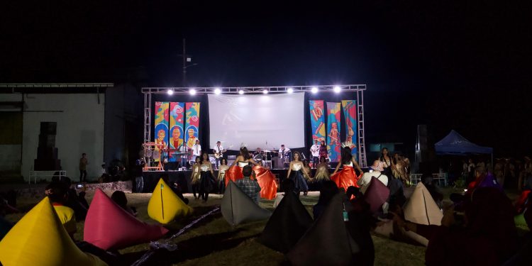 Kolaborasi alat musik tradisional asli Kedang dengan alat musik modern di ajang Lembata Maestro Festival yang digelar Langit Jingga Film i Pantai Wulenluo, Lewoleba, Jumat, Sabtu dan Minggu, 22-25 Agustus 2024.