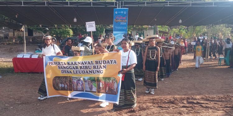 Peserta karnaval budaya dalam rangka Festival Uyelewun memasuki lapangan Desa Hoelea 1, Kecamatan Omesuri, Kabupaten Lembata, Senin, 5 Agustus 2024 sore.
