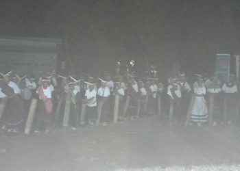 Para siswa tampil memainkan Tatong, alat musik tradisional asli Kedang Kedang