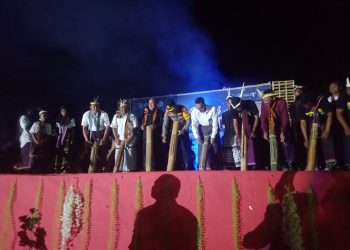 Plh Sekda Lembata Quintus Irenius Suciadi bersama Forkopimda dan Camat Omesuri Ade Hasan memukul Tatong pertanda pembukaan Festival Uyelewun di lapangan Desa Hoelea 1, Kecamatan Omesuri, Kabupaten Lembata, Senin, 5 Agustus 2024 malam.