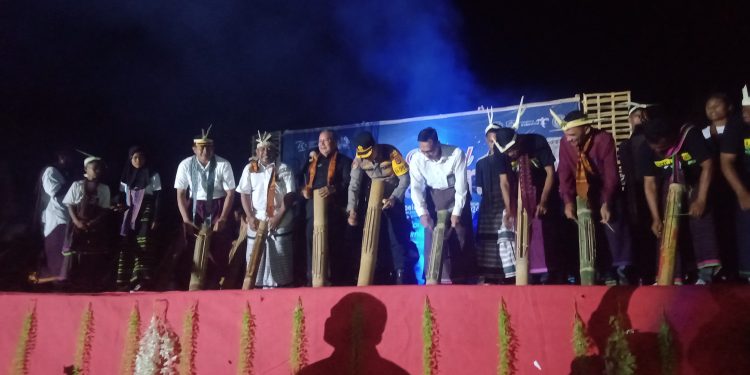 Plh Sekda Lembata Quintus Irenius Suciadi bersama Forkopimda dan Camat Omesuri Ade Hasan memukul Tatong pertanda pembukaan Festival Uyelewun di lapangan Desa Hoelea 1, Kecamatan Omesuri, Kabupaten Lembata, Senin, 5 Agustus 2024 malam.