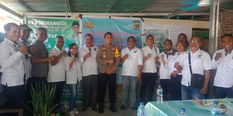 Jajaran pengurus DPC PKB Lembata foto bersama Kapolres Lembata AKBP I Gede Eka Putra Astawa saat kegiatan cooling system Polres Lembata di sekretariat DPC PKB Lembata, Rabu, 14 Agustus 2024.