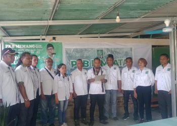 Sekretaris DPC PKB Lembata Wilhelmus Patal Kedang membacakan pernyataan dukungan kepada Ketua Umum DPP PKB Muhaimin Iskandar diikuti jajaran pengurus di sekretariat DPC PKB Lembata, Rabu, 14 Agustus 2024.