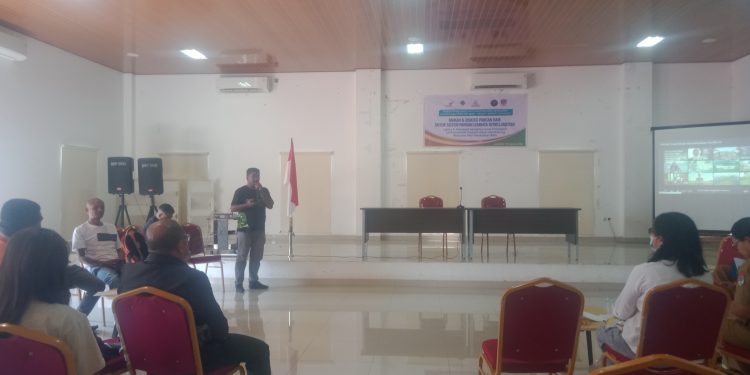 Peserta dari Local Champion menceritakan kegiatan dalam diskusi Pangan Baik di aula Perpustakaan Goris Keraf, Selasa, 20 Agustus 2024.