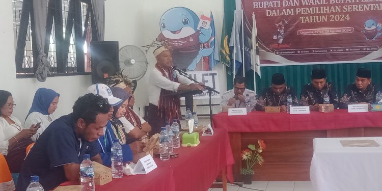 Petrus Kanisius Tuaq, Calon Bupati Paket Tunas berbicara di hadapan KPU dan parpol pengusung saat mendaftar di KPU Lembata, Kamis, 29 Agustus 2024.