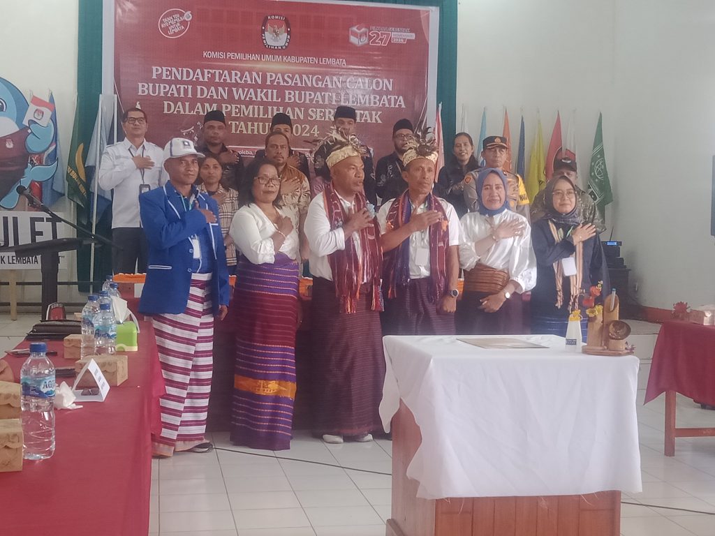 Paket Tunas foto bersama komisioner KPU Lembata, Bawaslu, tim pemantau pemilu, dan parpol pengusung usai mendaftar di KPU Lembata, Kamis, 29 Agustus 2024.