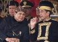 Presiden Joko Widodo (kanan) berbincang dengan Menhan Prabowo Subianto (kiri) dalam upacara Peringatan Detik-detik Proklamasi Kemerdekaan Republik Indonesia di lapangan upacara Istana Negara Ibu Kota Nusantara (IKN), Penajam Paser Utara, Kalimantan Timur, Sabtu, 17 Agustus 2024. (Foto: ANTARA FOTO/HAFIDZ MUBARAK A)
