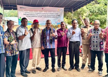 Penjabat Bupati Lembata Paskalis Ola Tapobali saat hadir dalam sosialisasi rencana pembangunan PLTP Atadei di Watuwawer, Kecamatan Atadei,