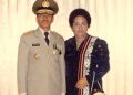Almarhumah Veronica Nyo (Mama Oni) Tifaona bersama suami terkasih Almarhum Brigjen Pol (Purn) Drs Antonius Stefanus Enga Tifaona. Foto: Istimewa