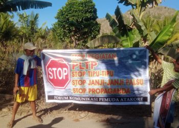 Forum Komunikasi Pemuda Atakore menggelar aksi protes dan memasang baliho di desa Atakore, Kecamatan Atadei, Rabu, 11 September 2024.