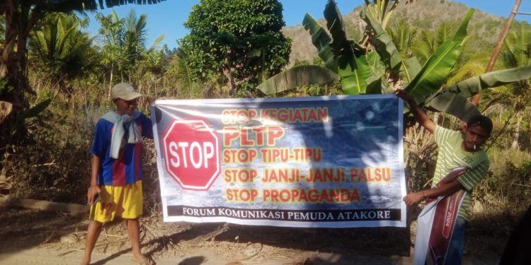 Forum Komunikasi Pemuda Atakore menggelar aksi protes dan memasang baliho di desa Atakore, Kecamatan Atadei, Rabu, 11 September 2024.
