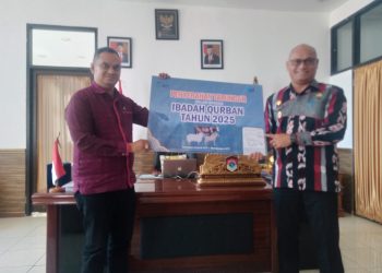 Pimpinan Cabang Bank NTT Lewoleba Eghbert Balukh (kiri) menyerahkan buku tabungan kurban kepada Penjabat Bupati Lembata Paskalis Ola Tapobali di ruang kerja Bupati Lembata, Kamis, 12 September 2024.