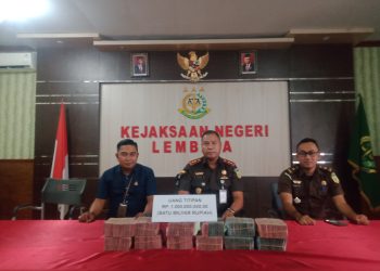 Kepala Kejaksaan Negeri Lembata Yupiter Selan didampingi Kasi Intelijen Kejari Lembata Teddy Valentino menunjukkan uang Rp1 miliar yang dititipkan keluarga tersangka LYL ke Kejari Lembata, Kamis, 12 September 2024.
