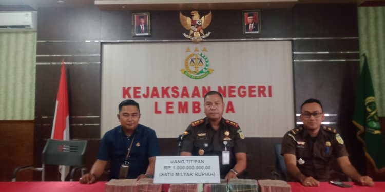 Kepala Kejaksaan Negeri Lembata Yupiter Selan didampingi Kasi Intelijen Kejari Lembata Teddy Valentino menunjukkan uang Rp1 miliar yang dititipkan keluarga tersangka LYL ke Kejari Lembata, Kamis, 12 September 2024.