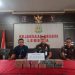 Kepala Kejaksaan Negeri Lembata Yupiter Selan didampingi Kasi Intelijen Kejari Lembata Teddy Valentino menunjukkan uang Rp1 miliar yang dititipkan keluarga tersangka LYL ke Kejari Lembata, Kamis, 12 September 2024.