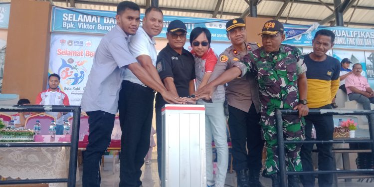Dari kiri, Ketua Sementara DPRD Lembata Hasbulah Lapar Making, Kajari Lembata Yupiter Selan, Penjabat Bupati Lembata Paskalis Ola Tapobali, Ketua KONI Lembata Jimmy Sunur, Wakapolres Lembata, Perwira Penghubung Kodim 1524/Flotim, dan Wakil Ketua Askab Lembata menekan sirene pertanda pembukaan Bupati Cup 2 di Gelora 99, Kamis, 12 September 2024.