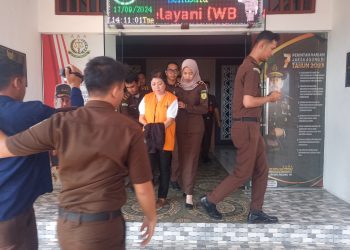 Kuasa Direktur CV Lembata Jaya LYL, salah satu tersangka dalam kasus dugaan korupsi pengerjaan jalan di Lembata saat ditahan jaksa. Tersangka LYL sedang digiring ke mobil tahanan Kejari Lembata untuk menjalani penahanan di Lapas Kelas III Lembata, Selasa, 17 September 2024.