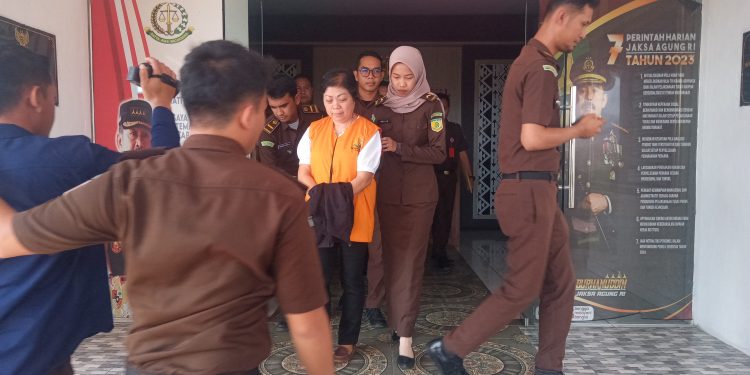 Kuasa Direktur CV Lembata Jaya LYL, salah satu tersangka dalam kasus dugaan korupsi pengerjaan jalan di Lembata saat ditahan jaksa. Tersangka LYL sedang digiring ke mobil tahanan Kejari Lembata untuk menjalani penahanan di Lapas Kelas III Lembata, Selasa, 17 September 2024.