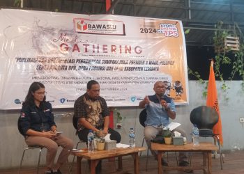 Emanuel Prason Krofa saat berbicara dalam media gathering yang digelar Bawaslu Lembata di 3G Cafe, Minggu, 22 September 2024.