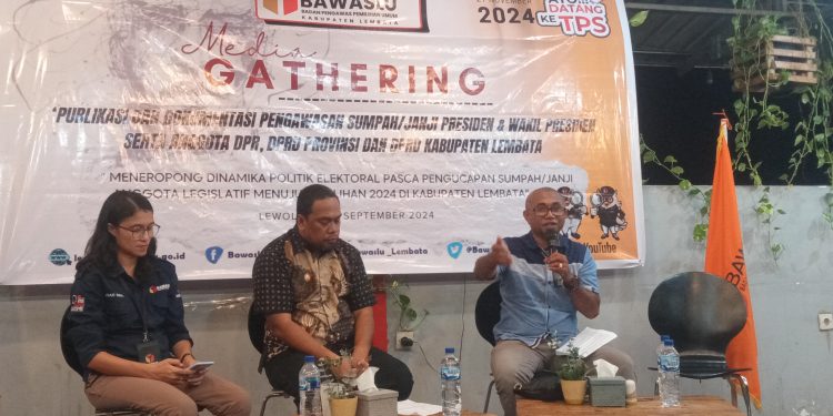 Emanuel Prason Krofa saat berbicara dalam media gathering yang digelar Bawaslu Lembata di 3G Cafe, Minggu, 22 September 2024.