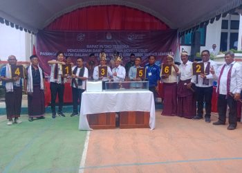 Paslon peserta Pilkada Lembata 2024 menunjukkan nomor urut usai penarikan nomor urut.
