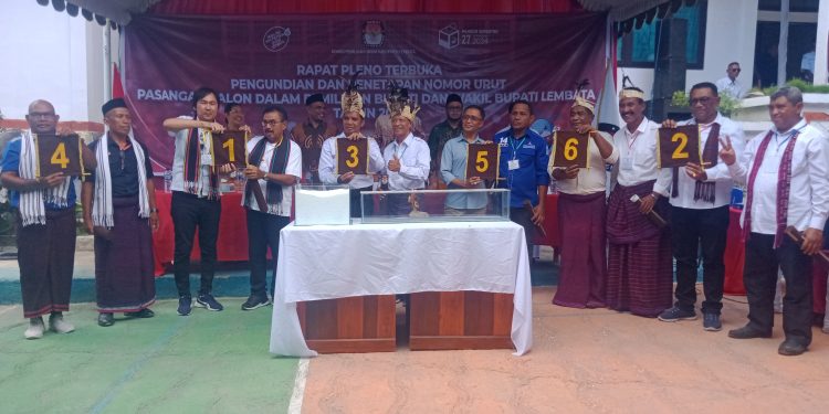 Paslon peserta Pilkada Lembata 2024 menunjukkan nomor urut usai penarikan nomor urut.