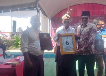 Paket Salam, Mon Odel - Marsi Uak menerima nomor urut dari Ketua KPU Lembata saat pengundian nomor urut di halaman kantor KPU Lembata, Senin, 23 September 2024.