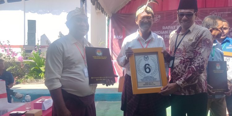 Paket Salam, Mon Odel - Marsi Uak menerima nomor urut dari Ketua KPU Lembata saat pengundian nomor urut di halaman kantor KPU Lembata, Senin, 23 September 2024.