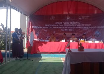 Paslon Kanis Tuaq didampingi calon Wakil Bupati Nasir Laode saat berbicara di hadapan Paslon lain saat pengundian nomor urut di halaman kantor KPU Lembata, Senin, 23 September 2024.