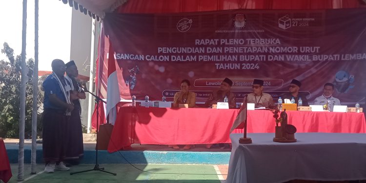 Paslon Kanis Tuaq didampingi calon Wakil Bupati Nasir Laode saat berbicara di hadapan Paslon lain saat pengundian nomor urut di halaman kantor KPU Lembata, Senin, 23 September 2024.