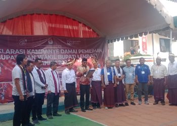 Ketua KPU Lembata Hermanus Haron Tadon membacakan Deklarasi Kampanye Damai didampingi dan diikuti sembilan Paslon di halaman kantor KPU Lembata, Senin, 23 September 2024.