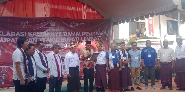 Ketua KPU Lembata Hermanus Haron Tadon membacakan Deklarasi Kampanye Damai didampingi dan diikuti sembilan Paslon di halaman kantor KPU Lembata, Senin, 23 September 2024.