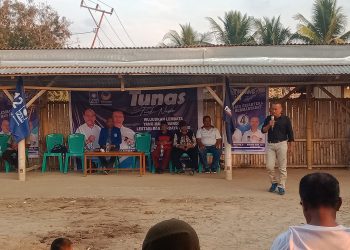Calon Wakil Bupati Paket Tunas Nasir Laode saat berorasi dihadapan warga Desa Dua Wutun, Kecamatan Nagawutun, dalam kampanye perdana, Rabu, 25 September 2024.