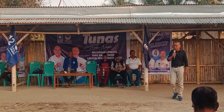 Calon Wakil Bupati Paket Tunas Nasir Laode saat berorasi dihadapan warga Desa Dua Wutun, Kecamatan Nagawutun, dalam kampanye perdana, Rabu, 25 September 2024.
