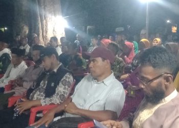 Ferdi Koda, kedua dari kanan dan Haji Motong, ketiga dari kanan sat hadir dalam kampanye di Desa Babokerong, Kecamatan Nagawutun, Rabu, 25 September 2024.