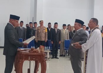 Quintus Irenius Suciadi didampingi pendamping rohani Romo Kristo Soge, Pr saat dilantik dan diambil sumpahnya menjadi Penjabat Sekda Lembata oleh Penjabat Bupati Lembata Paskalis Ola Tapobali.