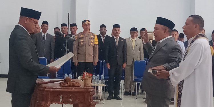Quintus Irenius Suciadi didampingi pendamping rohani Romo Kristo Soge, Pr saat dilantik dan diambil sumpahnya menjadi Penjabat Sekda Lembata oleh Penjabat Bupati Lembata Paskalis Ola Tapobali.