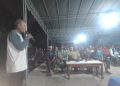 Agus Rongan, sesepuh dan perwakilan sepuluh suku Lamahora memberikan dukungan kepada Paket Tunas saat kampanye di Lamahora, Kelurahan Lewoleba Timur, Kecamatan Nubatukan, Sabtu, 29 September 2024 malam