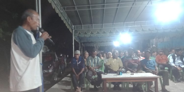 Agus Rongan, sesepuh dan perwakilan sepuluh suku Lamahora memberikan dukungan kepada Paket Tunas saat kampanye di Lamahora, Kelurahan Lewoleba Timur, Kecamatan Nubatukan, Sabtu, 29 September 2024 malam
