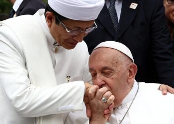 Momen Paus Fransiskus cium tangan Imam Masjid Istiqlal Nasaruddin Umar pada Kamis (5/9). Foto: REUTERS/Guglielmo Mangiapane