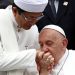 Momen Paus Fransiskus cium tangan Imam Masjid Istiqlal Nasaruddin Umar pada Kamis (5/9). Foto: REUTERS/Guglielmo Mangiapane