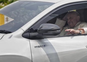 Paus Fransiskus terlihat sempat memberhentikan mobil yang ia kendarai untuk memberkati seorang ibu hamil yang menunggu kedatangannya di jalanan. (Foto: CNN Indonesia/Adhi Wicaksono)