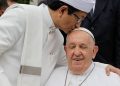 Imam Besar Masjid Istiqlal, Nasaruddin Umar, terlihat mencium kening Paus.