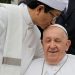 Imam Besar Masjid Istiqlal, Nasaruddin Umar, terlihat mencium kening Paus.