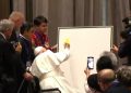 Paus Fransiskus terlihat menggoreskan tinta atau cat pertama di sebuah kertas kanvas untuk nantinya dibuat sebuah lukisan ketika berkunjung ke Kantor Konferensi Wali Gereja Indonesia (KWI), Jakarta Pusat, Kamis, 5 September 2024. (Dok. Tangkapan layar Komsos KWI)