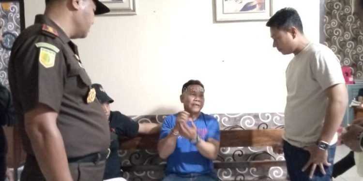 Charles Arif alias Koko Cimeng saat ditahan dan memberikan keterangan di hadapan Kapolres Lembata AKBP I Gede Eka Putra Astawa dan Kajari Lembata Yupiter Selan di Mapolres Lembata, Senin, 14 Oktober 2024 malam.