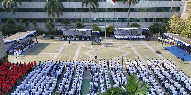 PLN menggelar Upacara Peringatan Hari Listrik Nasional ke-79 yang digelar di PLN Kantor Pusat, Jakarta pada Senin, 28 Oktober 2024. Mengusung tema "Energi Baru untuk Indonesia Maju", PLN berkomitmen untuk terus berinovasi dalam menyediakan energi bersih secara berkelanjutan demi kemajuan Indonesia.