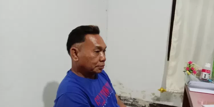 Charles Arif alias Koko Cimeng, tersangka pelaku penyiraman air keras saat menjalani pemeriksaan di Unit PPA Polres Lembata, Senin, 14 Oktober 2024 malam.